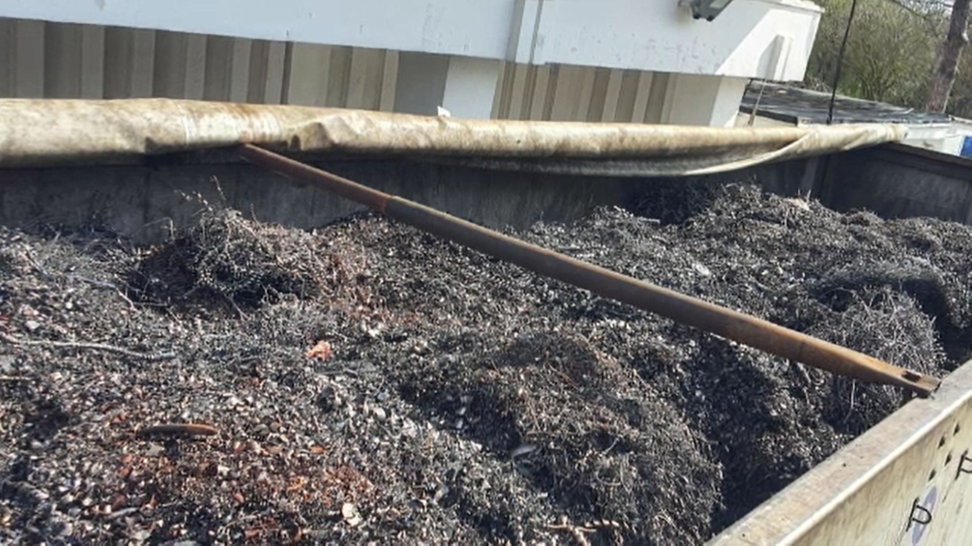 Polițiștii de frontieră sunt în alertă după ce mai multe camioane încărcate cu deşeuri au încercat să intre în ţară