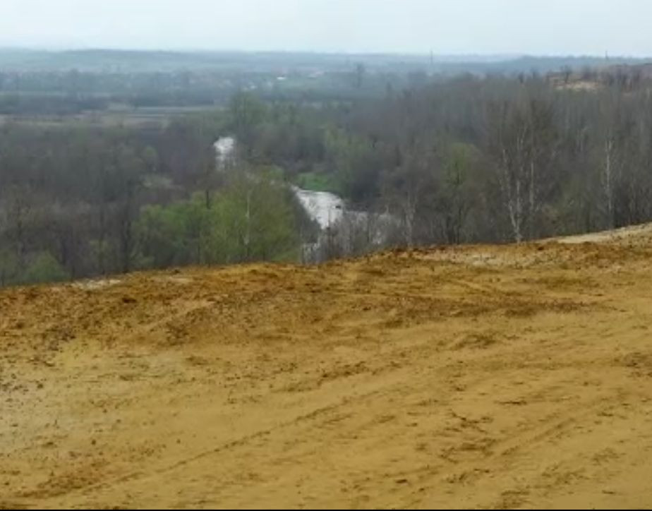 Lângă Baia Mare, oamenii respiră praf cu cianuri de la o fostă mină de aur. Imaginile sunt apocaliptice