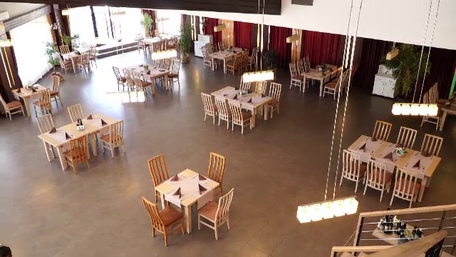 Restaurantele ai căror angajați vor fi vaccinați ar putea fi deschise, indiferent de rata de infectare