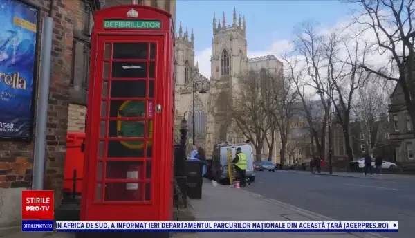 Cabinele telefonice roşii, simbol al Marii Britanii, sunt scoase la licitaţie pentru a fi transformate în ceva util