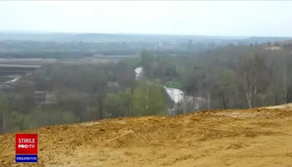 Lângă Baia Mare, oamenii respiră praf cu cianuri de la o fostă mină de aur. Imaginile sunt apocaliptice