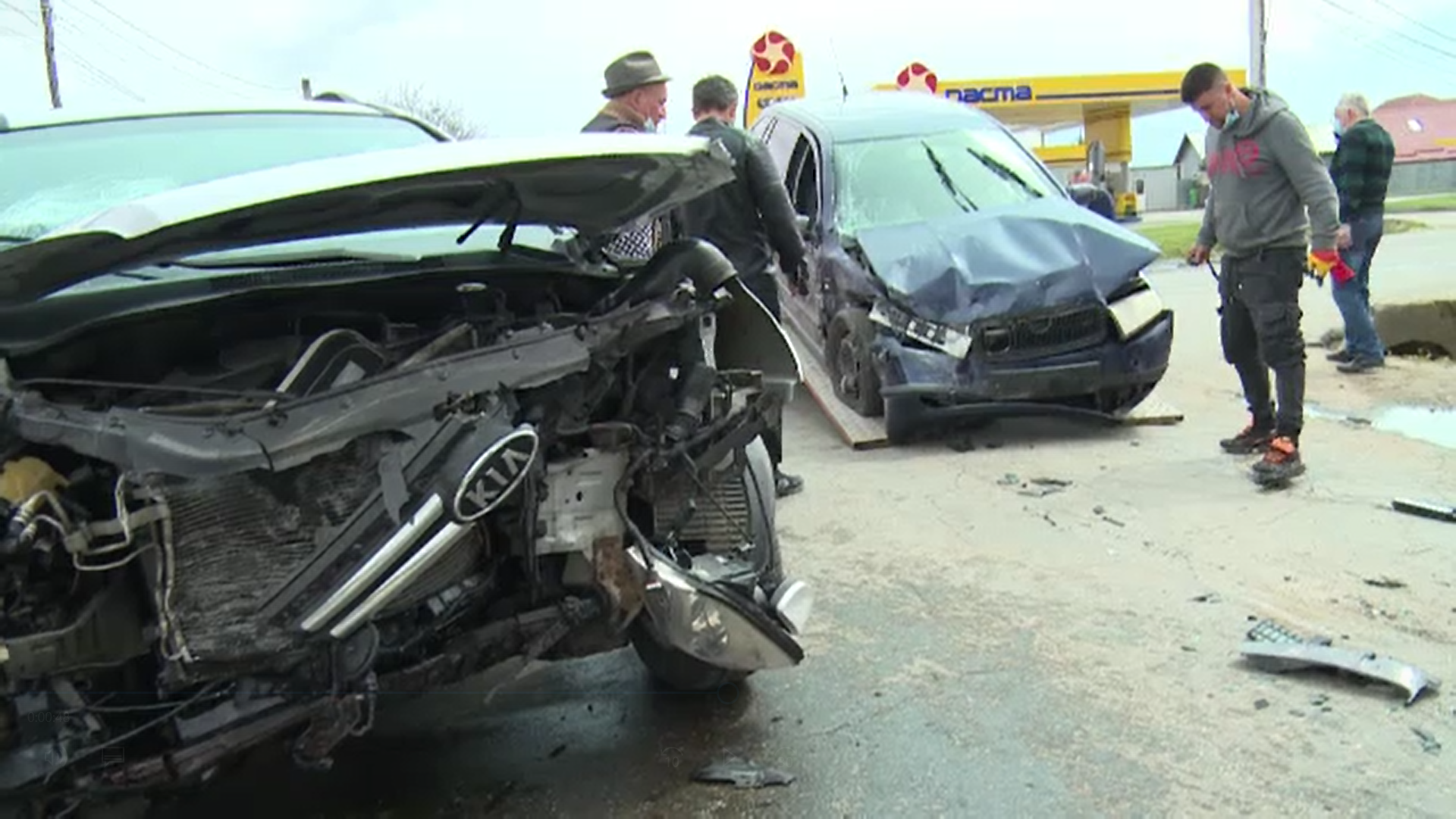 Accident în lanț într-o intersecție din Dâmbovița. Trei mașini au fost serios avariate