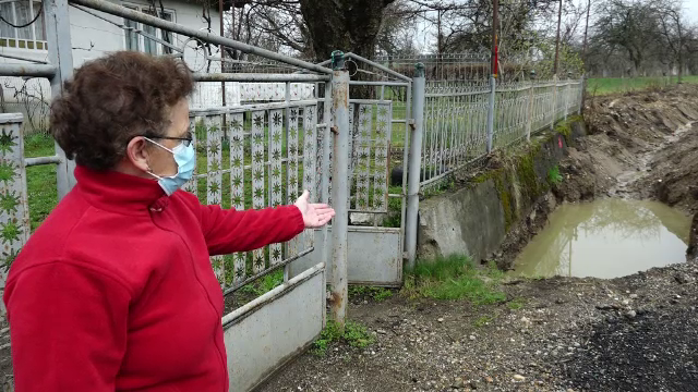 Reabilitarea tronsonului Șurdești, din Maramureș, îi nemulțumește pe localnici. Oamenii nu mai pot intra în curți