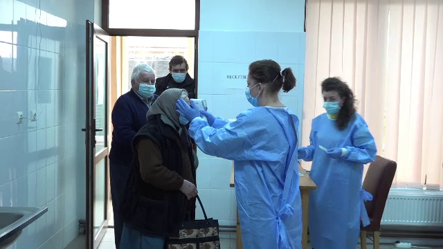 Un cămin de bătrâni din Alba, transformat în centru de vaccinare, atrage oameni din trei județe