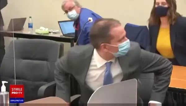 Ce și-a scris pe mână Derek Chauvin înainte să fie dus în arest. FOTO