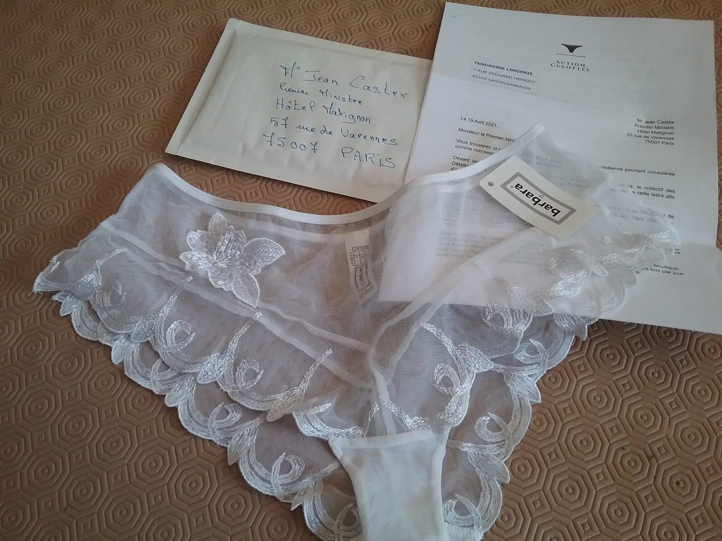 Premierul care a primit lenjerie intimă prin poştă, ca semn de protest față de restricții