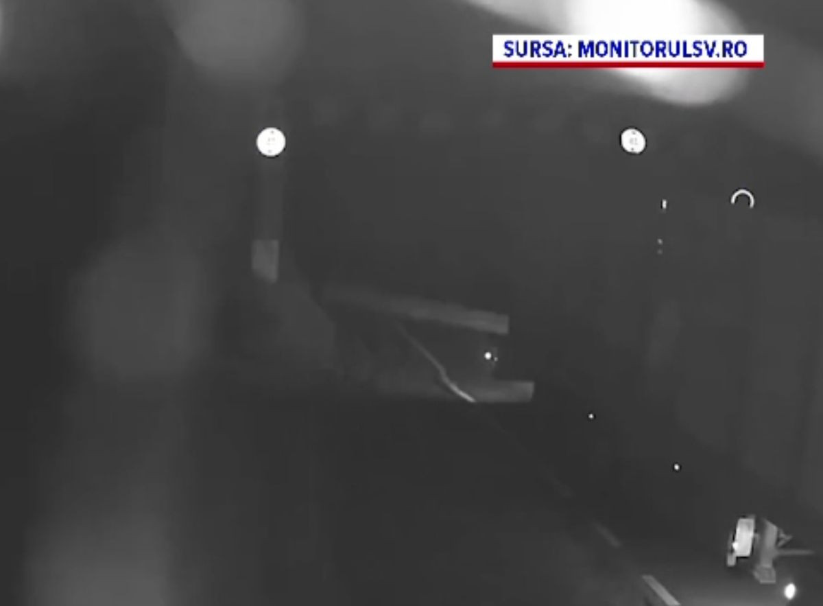 Buștean căzut dintr-un camion, în Suceava. Șoferul a văzut, dar a plecat impasibil