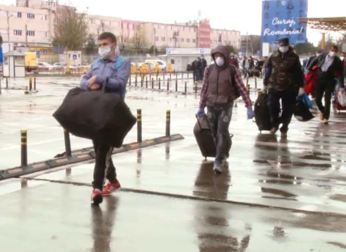 Guvernul acordă 50% din salariul brut la angajarea românilor concediați în străinătate