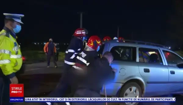 Accident violent în Dâmbovița. Patru tineri au fost duși cu ambulanțele la spital