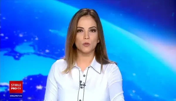 Buștean căzut dintr-un camion, în Suceava. Șoferul a văzut, dar a plecat impasibil