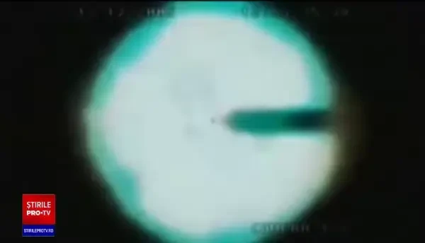 Cum ne îmbolnăvim din bucătărie. Cercetătorii români explică de ce niciodată nu trebuie să spălăm carnea de pui