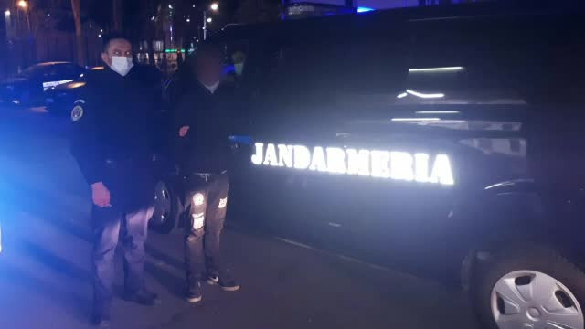 Un tânăr prins pe stradă după ora 22 a fost reținut. Ce au descoperit jandarmii care l-au identificat