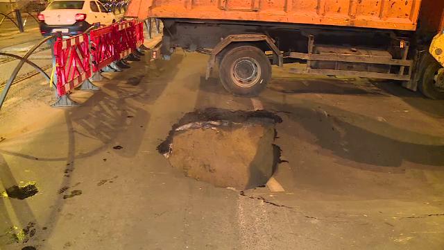 Un mare bulevard din Capitală s-a surpat. Mașina Radet, aproape să cadă în groapă