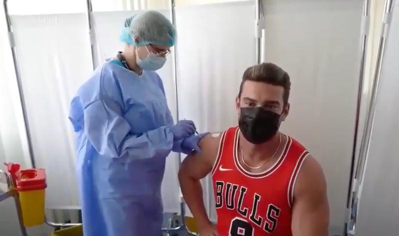 Promovare inedită a campaniei de vaccinare. CNCAV: "HÂTZ! Dorian Popa s-a vaccinat!"