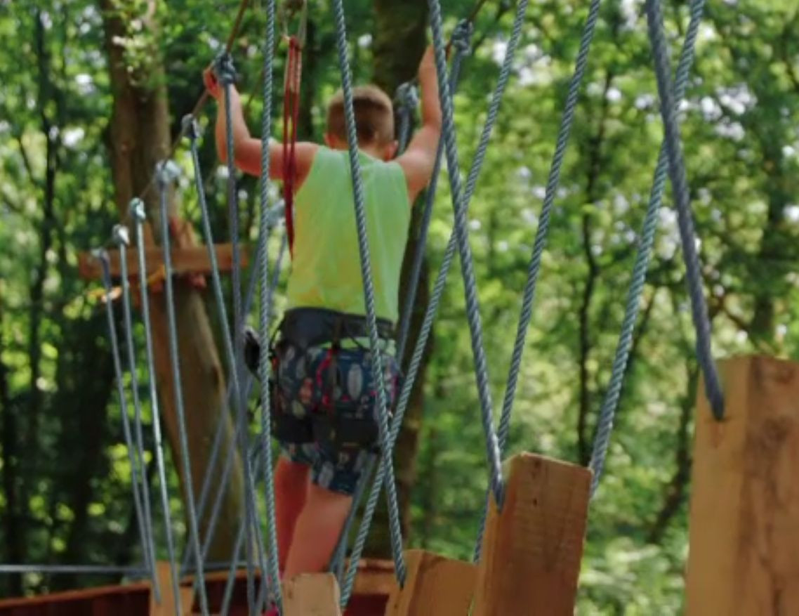 Parcurile de aventură din mijlocul pădurii, preferate de familiile care vor mișcare în aer liber