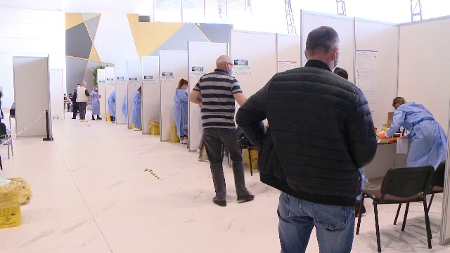 Vaccinările ”la liber”, un mare succes. O bătrână din Buzău imunizată le-a dus medicilor ouă încondeiate