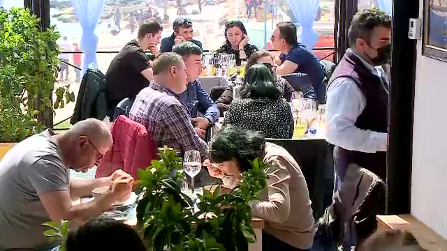 Cozi la terase, pe Litoral. Unii au venit din București special pentru peștele din cherhana