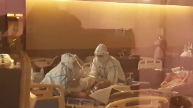 India, copleșită de pandemie. Oamenii mor pe tărgi în spitale rămase fără oxigen, crematoriile organizează incinerări în masă