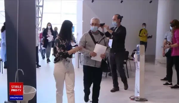 Vaccinările ”la liber”, un mare succes. O bătrână din Buzău imunizată le-a dus medicilor ouă încondeiate