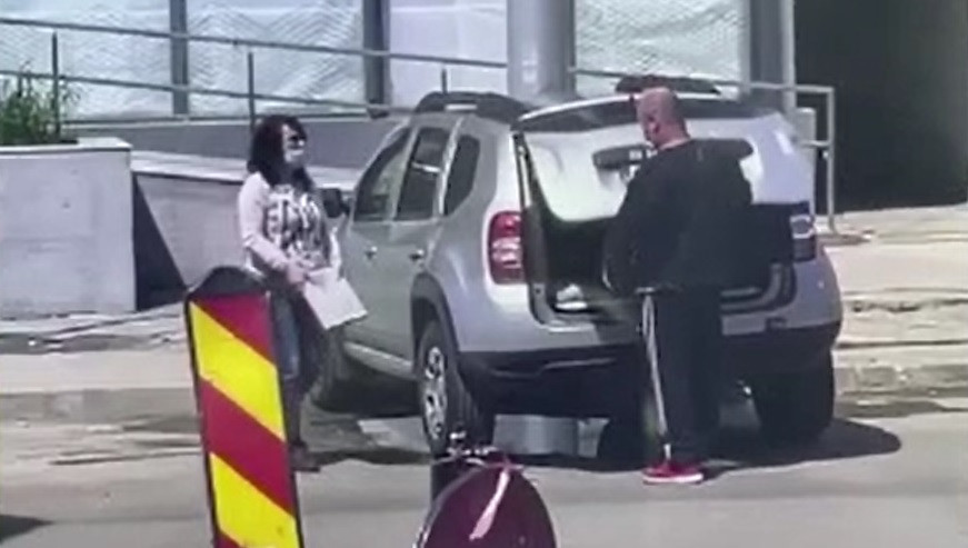 Două persoane au fost filmate în timp ce furau dale de pe un bulevard din Galați