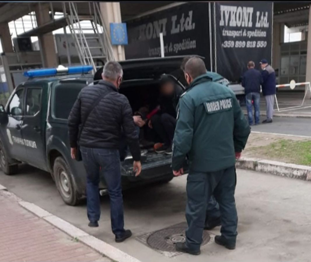 Nouă kurzi, escortați peste graniță de polițiștii de frontieră. I-au filat până au descoperit călăuza