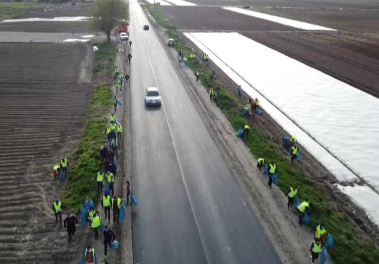 Sătenii au făcut curățenie cot la cot cu angajații primăriei, în Lungulețu