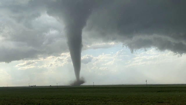 Imagini spectaculoase cu o tornadă în Texas. Ce a urmat