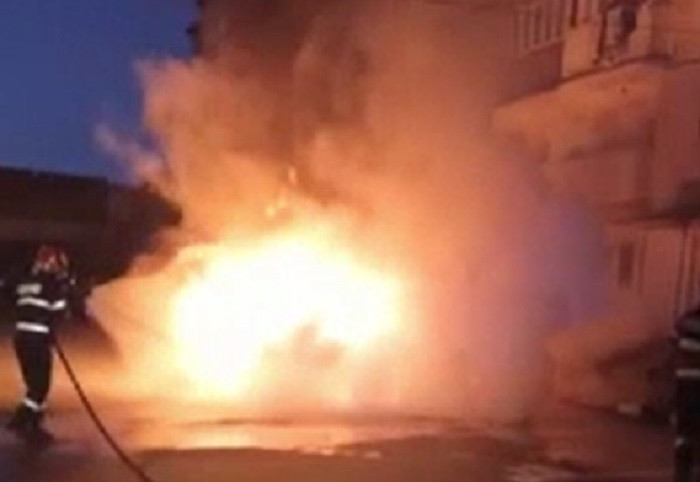 Incendiu devastator în Alba. O mașină a ars complet