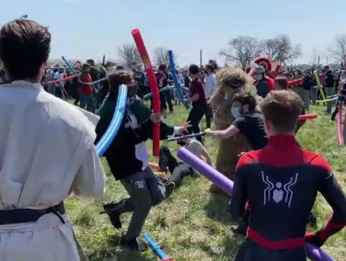 Manifestare inedită într-un orășel din SUA. Bătaie cu bastoane de burete a americanilor care se numesc „Josh”