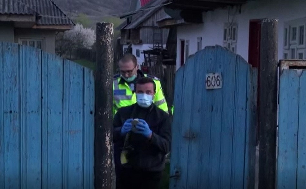 Incident violent în Bacău. Un tânăr de 30 de ani și-a atacat un vecin cu un topor