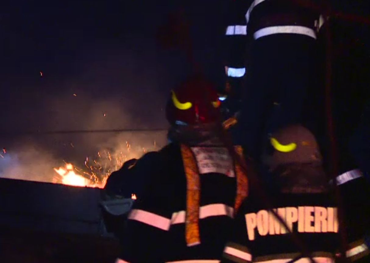 Un bărbat din București și-a dat foc la casă după o ceartă în familie