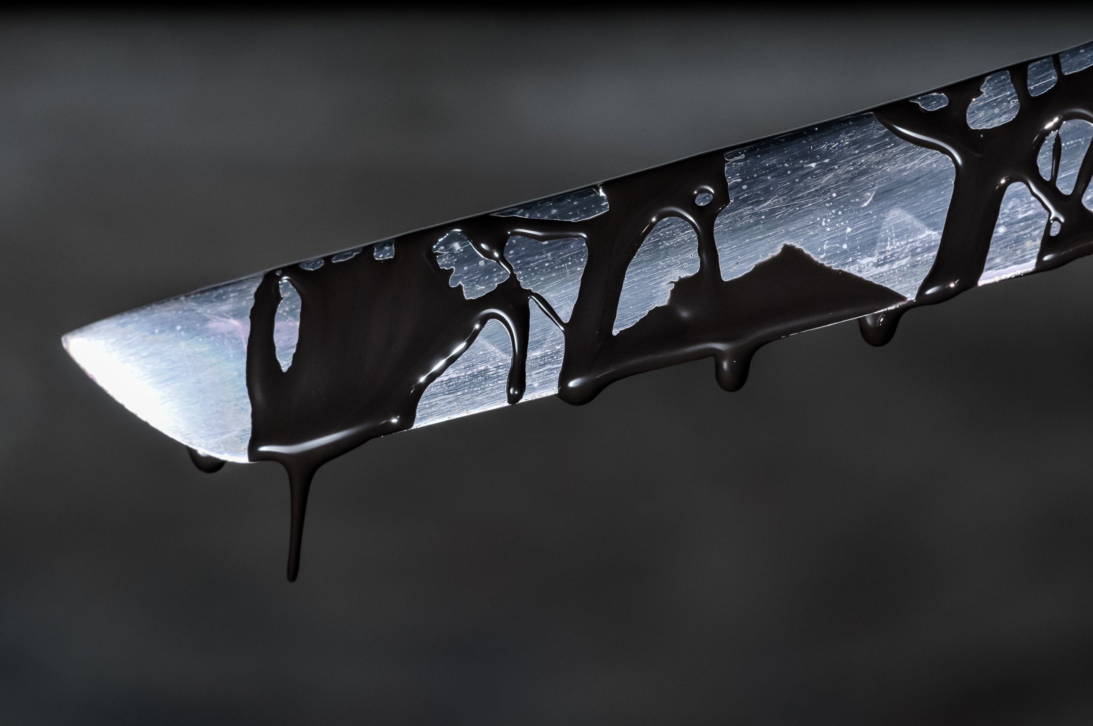 Un bărbat și-a înjunghiat de 40 de ori fosta iubita după ce s-au despărțit. „A fost un truc cu sabia care a mers prost”