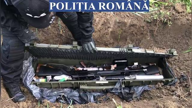 Un adevărat arsenal militar, descoperit în curtea unei case, în urma unor percheziții în Vrancea şi Bacău