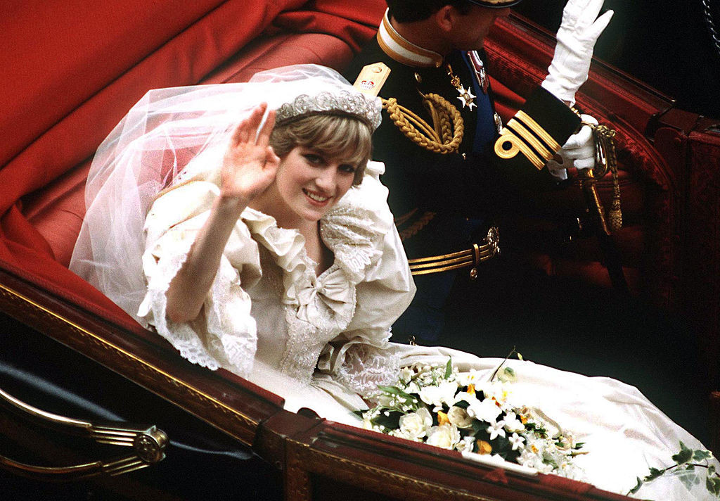 Celebra rochie de mireasă a prinţesei Diana, expusă la Palatul Kensington