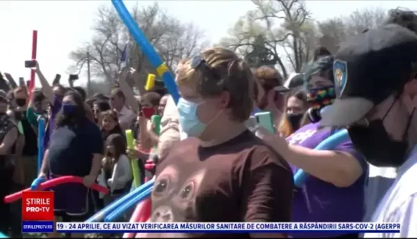 Manifestare inedită într-un orășel din SUA. Bătaie cu bastoane de burete a americanilor care se numesc „Josh”