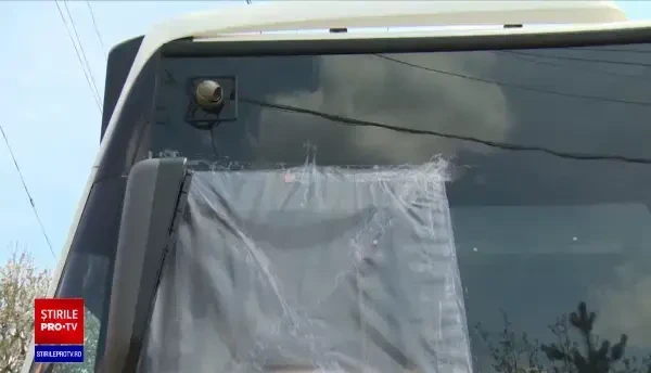 Scene uluitoare în Târgoviște. Doi tineri pe jumătate dezbrăcaţi au atacat cu sabia un autobuz