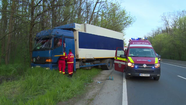 Accident pe DN7. Oboseala l-a făcut pe un șofer să piardă direcția să intre cu camionul în copacii de la marginea drumului