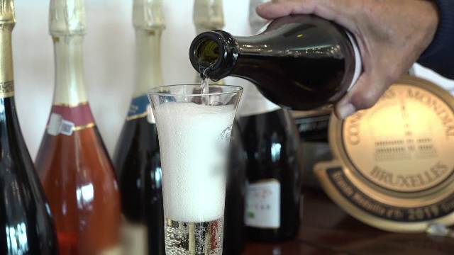 În România se produce tot mai mult vin spumant. Cum este fabricat în cramele locale