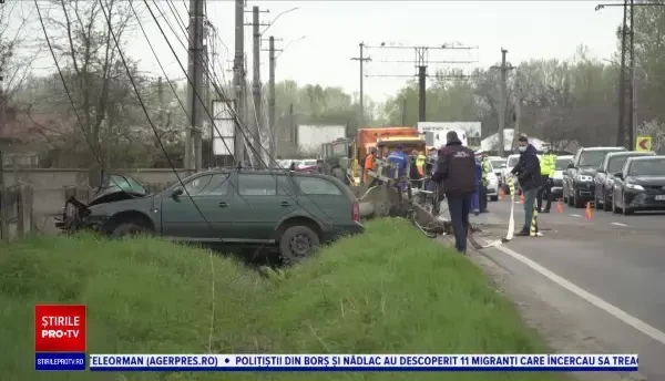 Accident cumplit pe DN1. Un stâlp de curent, retezat de o mașină scăpată de sub control: „O bubuitură și flamă”