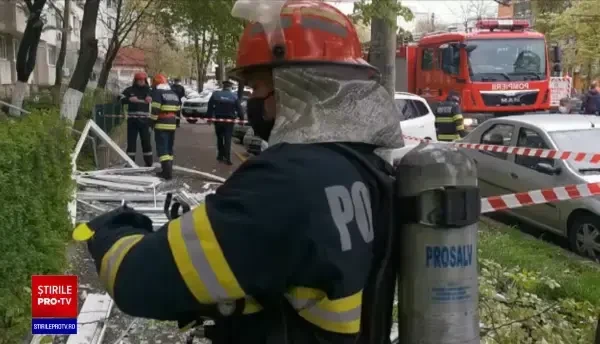 Explozie într-un bloc din Galați. Ferestrele unui apartament au zburat în stradă