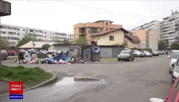 Angajații societăţii de salubritate din Ploiești sunt în grevă, iar gunoaiele se revarsă din ghene