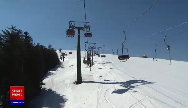 În munții Parâng, pârtiile sunt funcționale, iar turiştii spun că se simt aici mai bine ca la Crăciun