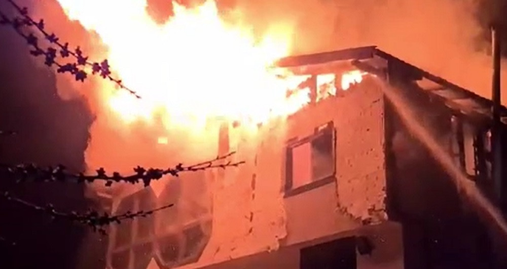 Incendiu devastator în Câmpulung Muscel. O pensiune a ars ca o torță