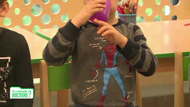 Apa, cea mai bună metodă de prevenire a problemelor renale. Cum învățăm copiii importanța apei