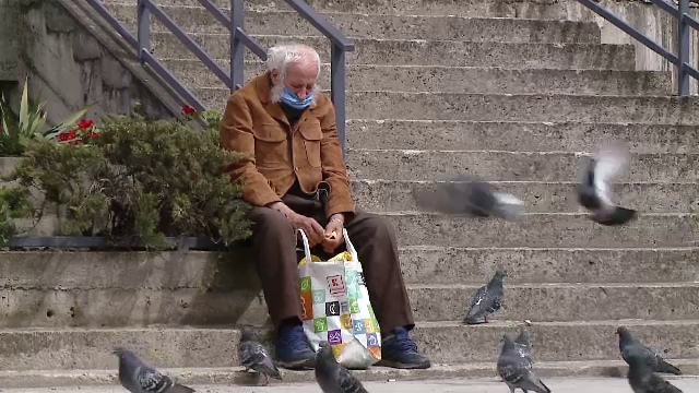 După zeci de ani de muncă, unui pensionar nici nu îi ajung banii de mâncare. "Taxele sunt mari, medicamentele scumpe"
