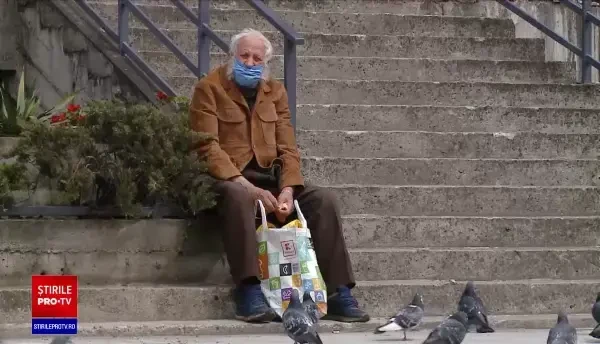 După zeci de ani de muncă, unui pensionar nici nu îi ajung banii de mâncare. "Taxele sunt mari, medicamentele scumpe"