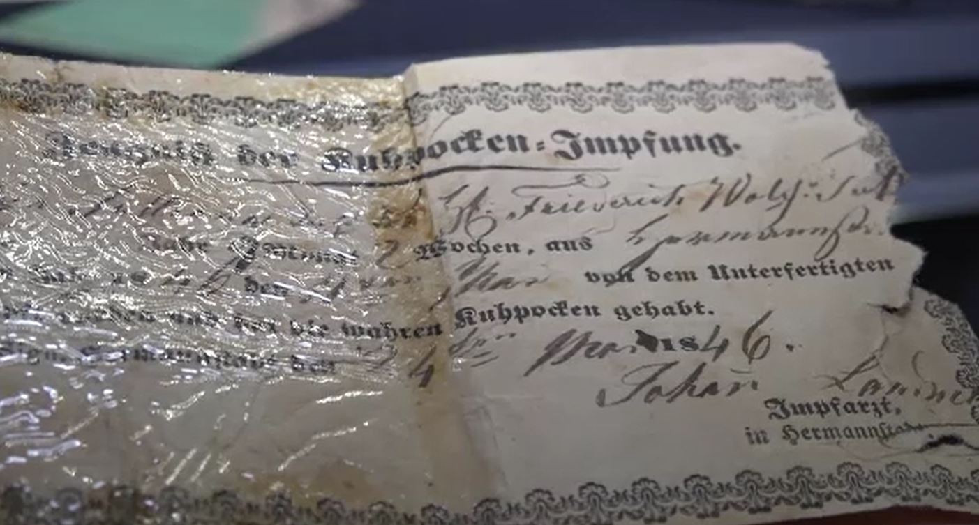 Certificat istoric de vaccinare, expus la Târgu Mureș. Atestă administrarea serului împotriva variolei în România