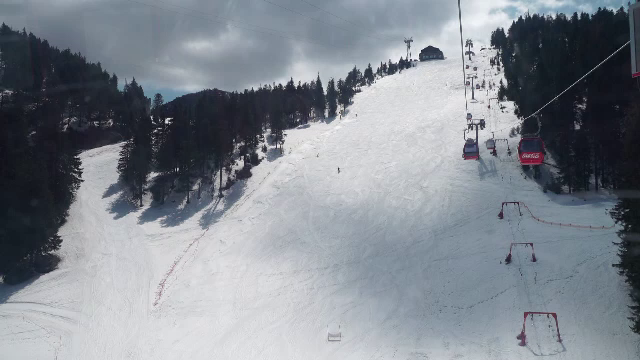 Condiții bune de schi, la munte. Turiștii își vor putea petrece Paștele pe pârtie