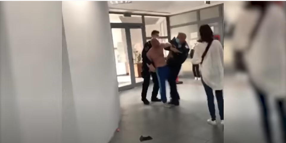 Doi bărbați s-au luat la bătaie la Starea Civilă Vaslui, în timp ce soțiile lor se loveau cu poșetele. Ce a pățit un polițist