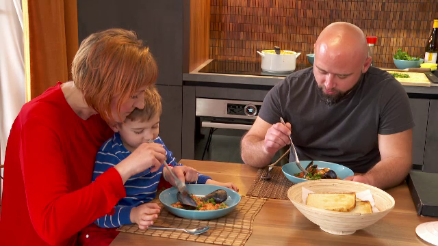 Nu puneți copiii la cură de slăbire și nu-i forțați să termine tot din farfurie. Cât și ce trebuie să mănânce cei mici